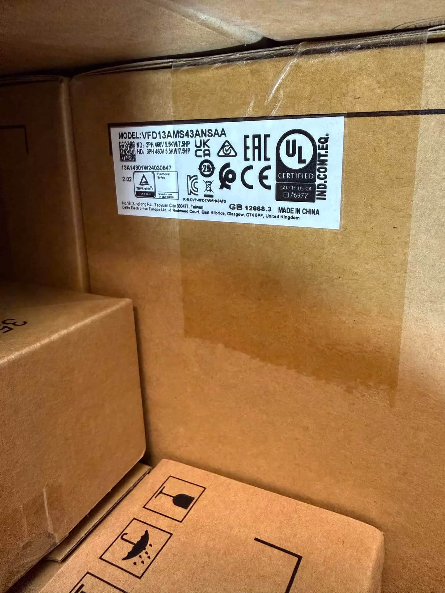 100 % brandneues Original und Original Delta 380 V 5,5 kW VFD13AMS43ANSAAFrequenzwandler Antriebsservomotor