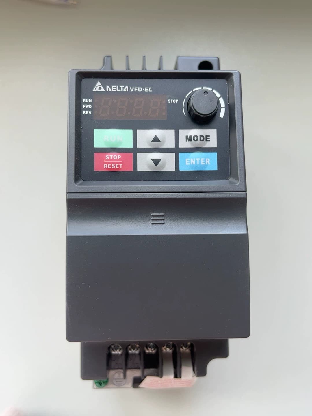 100 % brandneuer Original-Frequenzumrichter Delta VFD007EL21A, Antriebsservomotor