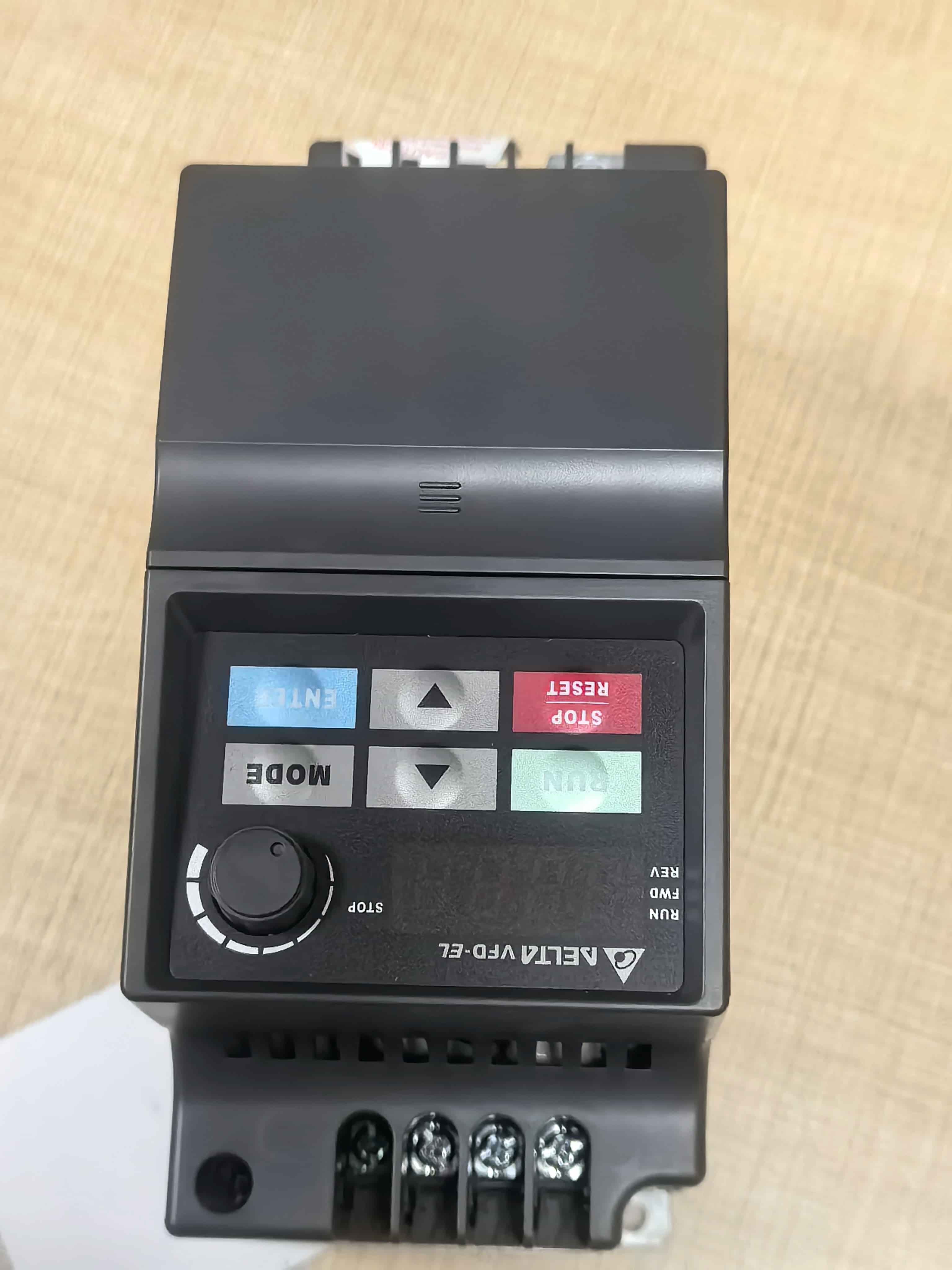 100 % brandneuer, originaler und echter Delta VFD007EL43A Frequenzumrichter, Antriebsservomotor
