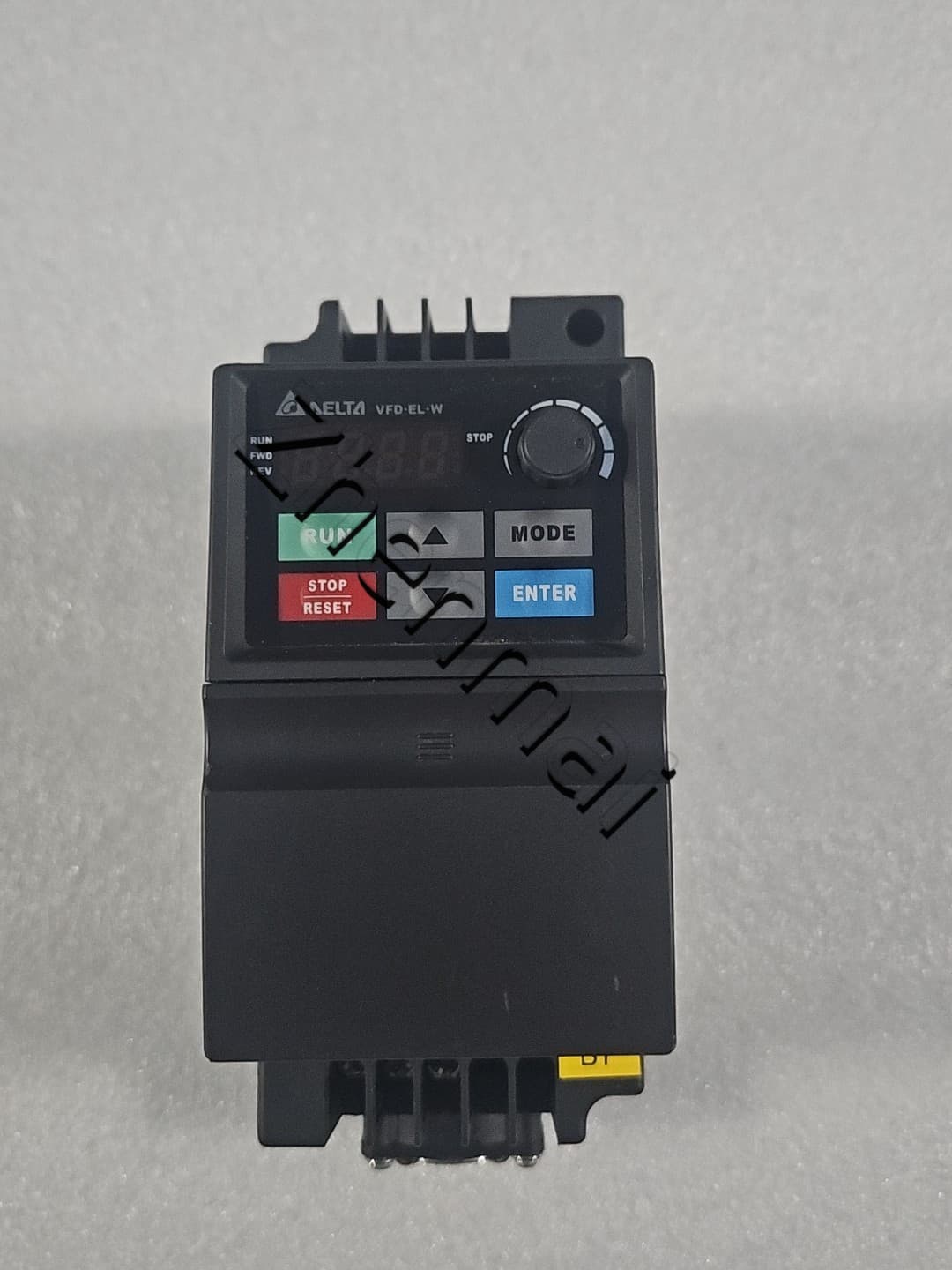 100 % brandneuer Original-Frequenzumrichter Delta VFD015EL43W