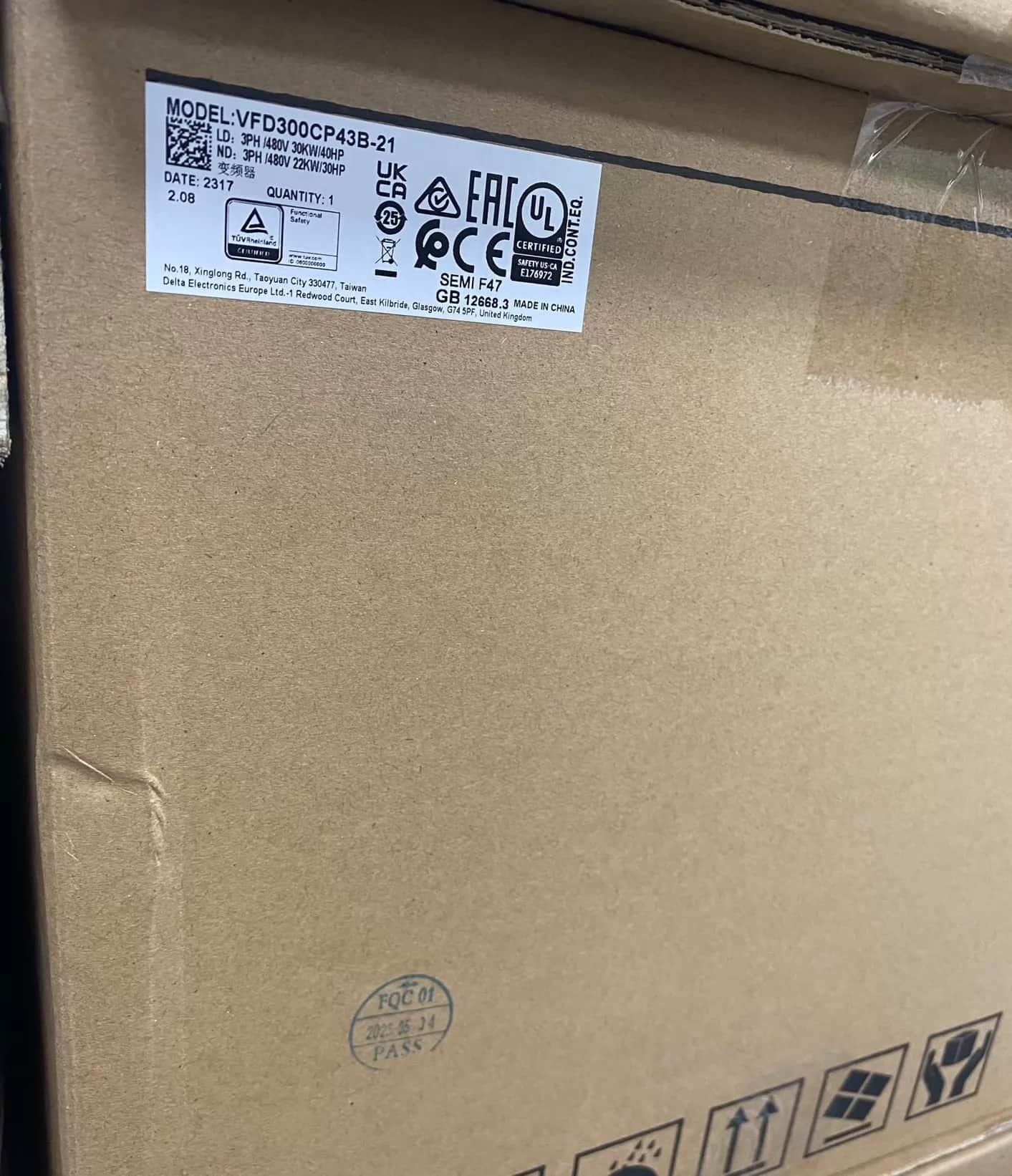 100 % brandneuer, originaler und echter Delta VFD300CP43B-21 380V30KW Frequenzumrichter Antriebsservomotor