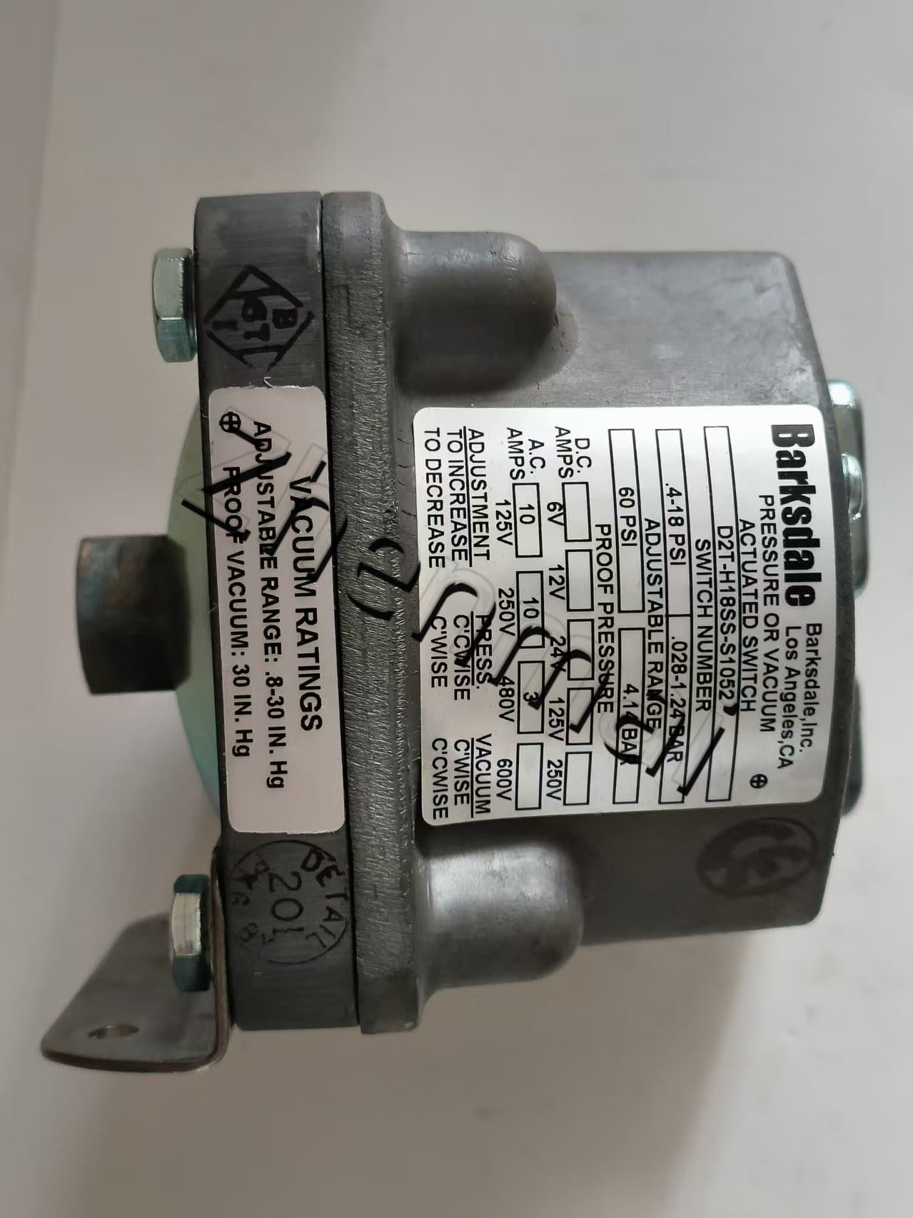 Brandneuer Original Barksdale D2T-H18SS-S1052 Drucksensor Niveauschalter Durchflussschalter Druckschalter Schneller Versand