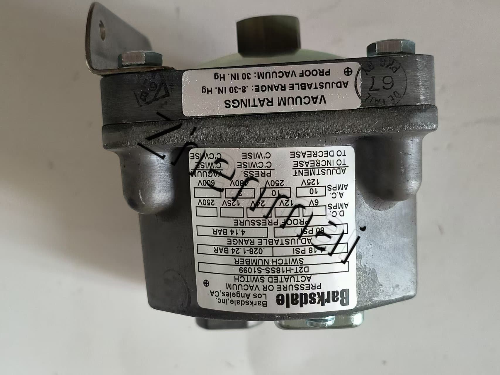 Brandneuer Original Barksdale D2T-H18SS-S1099 Drucksensor Niveauschalter Durchflussschalter Druckschalter Schneller Versand