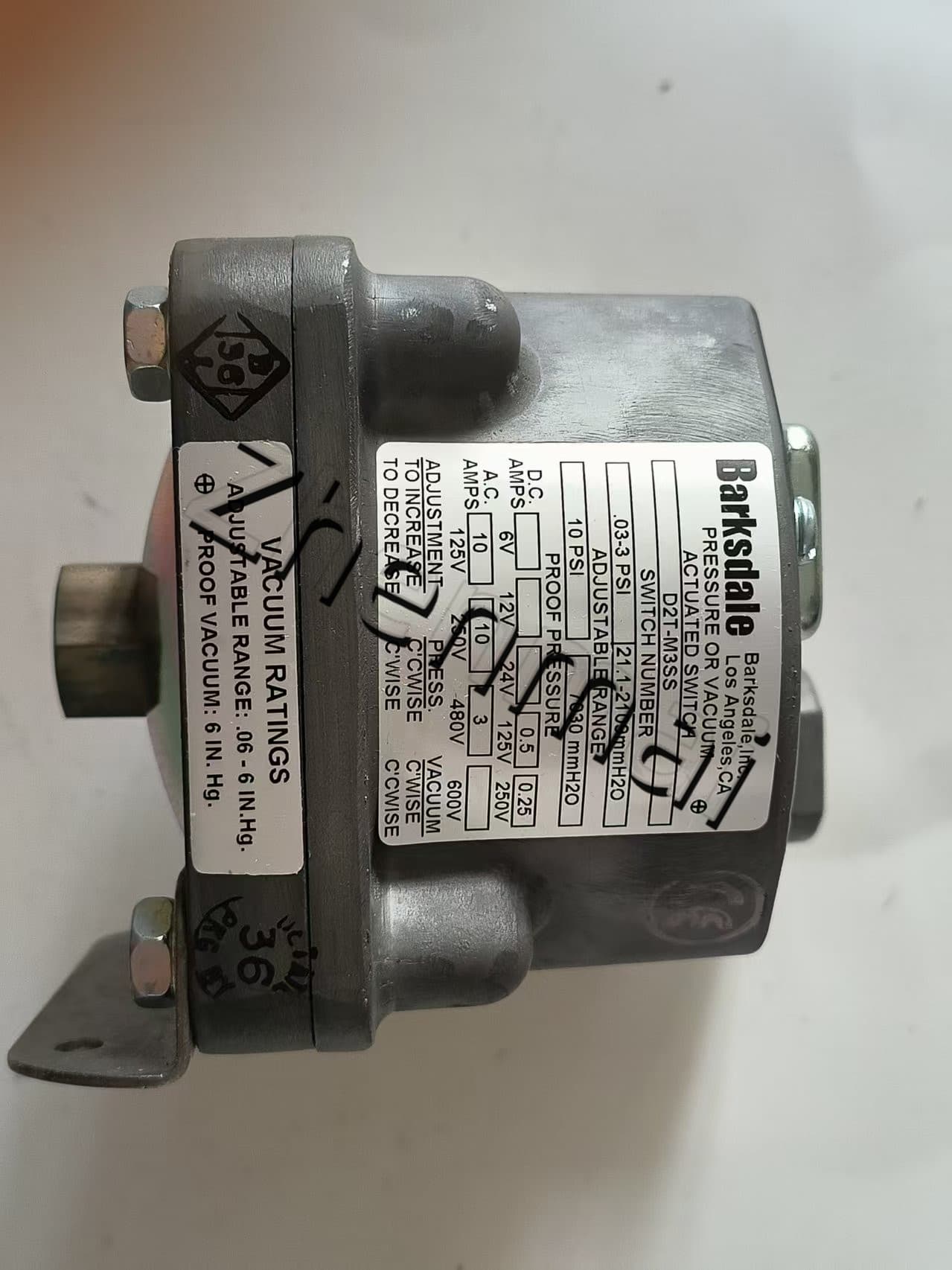 Brandneuer Original Barksdale D2T-M3SS 0401-407 Drucksensor Niveauschalter Durchflussschalter Druckschalter Schneller Versand