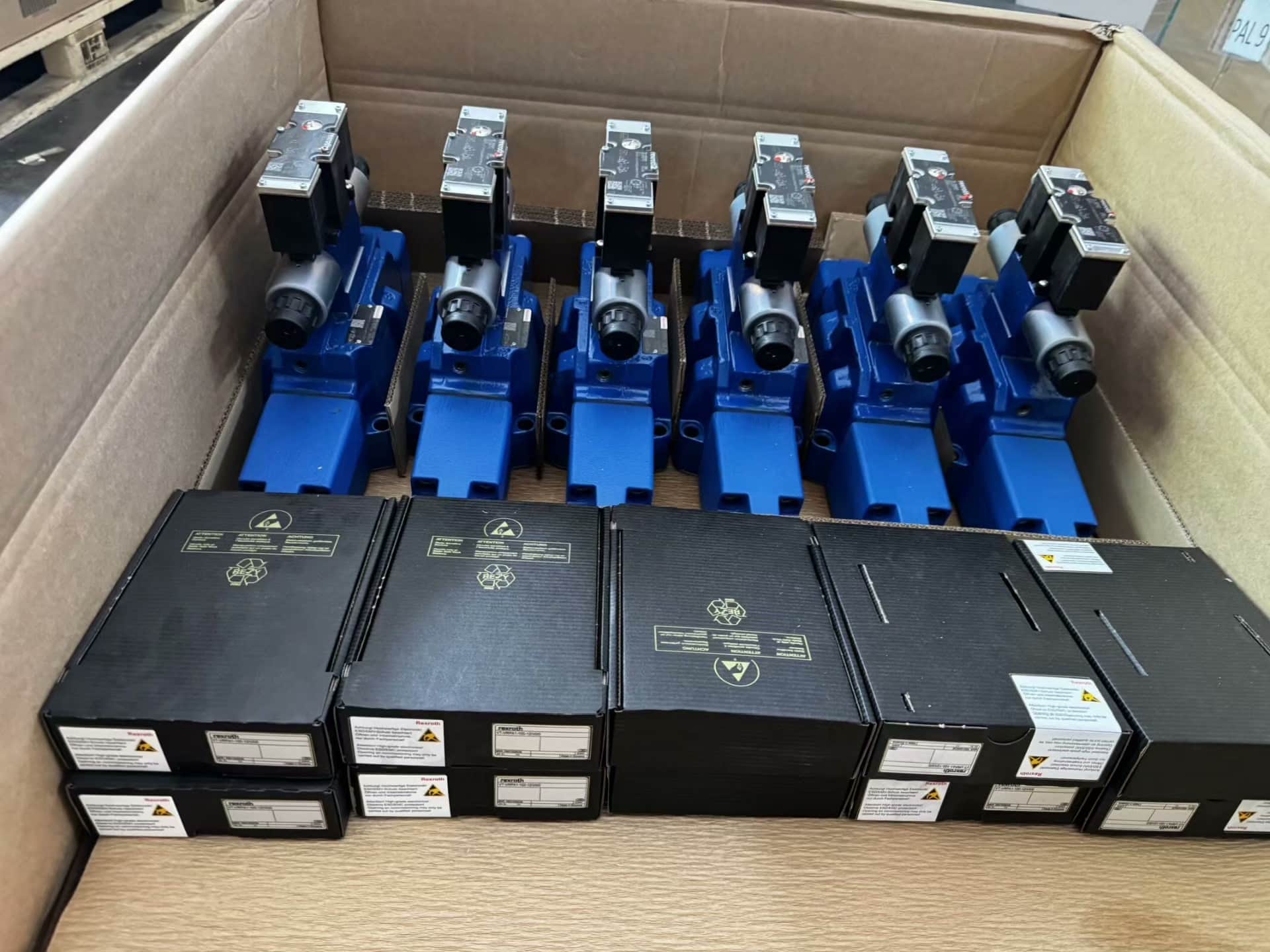 Brandneuer Original Bosch Rexroth Servoantrieb Proportionalventil 4WRZE32W8-520-7X/6EG24N9K31/F1D3M Servomotor Schneller Versand